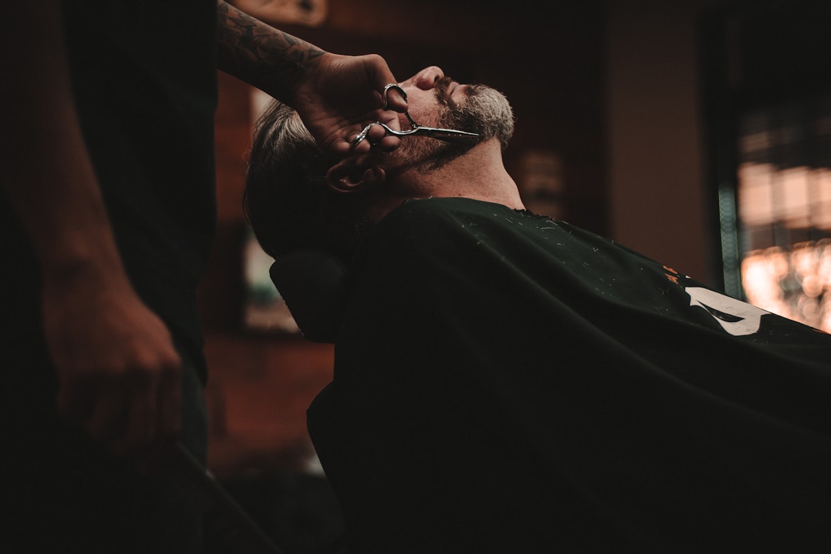 Barbería atendiendo clientes con SARI