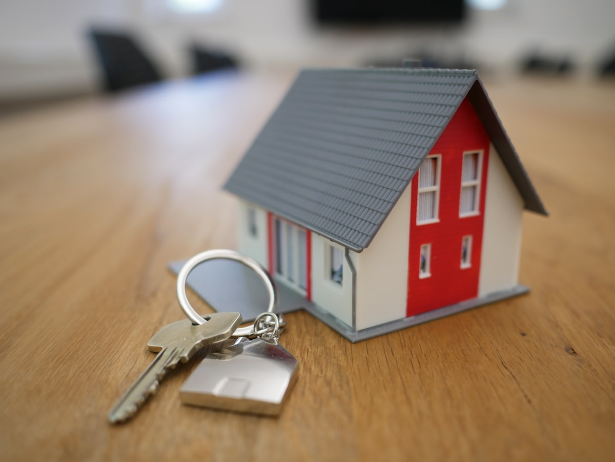 Agente inmobiliario con llaves — atendido por SARI